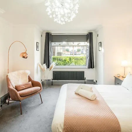 Spacious 1Br Flat In Wanstead: Garden & Comfort